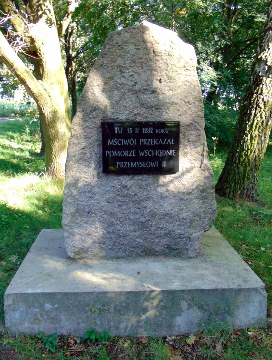 Obelisk upamiętniający Układ w Kępnie znajduje się w Parku 700-lecia w Kępnie.