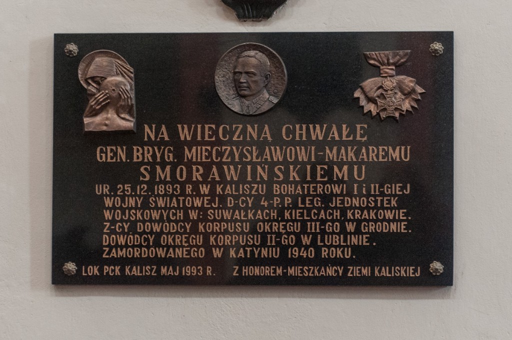 Tablicę pamiątkową w kościele garnizonowym w Kaliszu, poświęcona gen. Mieczysławowi Smorawińskiemu