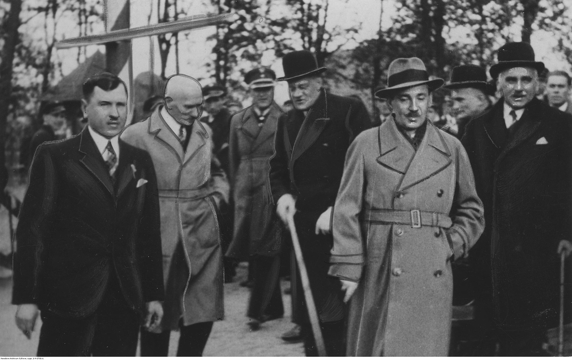 Prezydent Kalisza Kazimierz Sulistrowski (pierwszy z prawej) z ministrem Wacławem Jędrzejewiczem podczas zwiedzania przystani szkolnej w Kaliszu; maj 1935