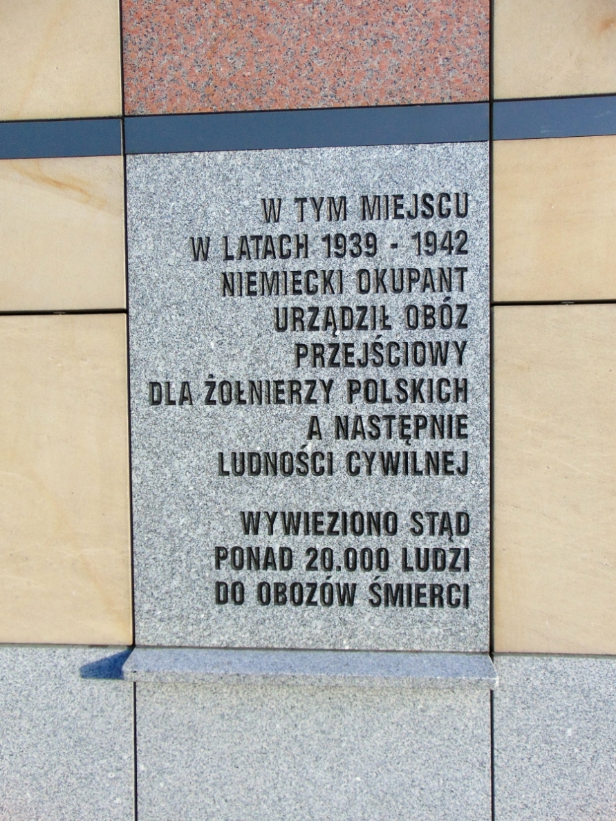 Tablica pamiatkowe na ścianie Tęczy