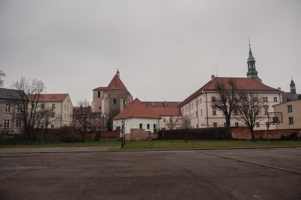 Widok na byłe zabudowania Kolegium Jezuickiego w Kaliszu od strony parku