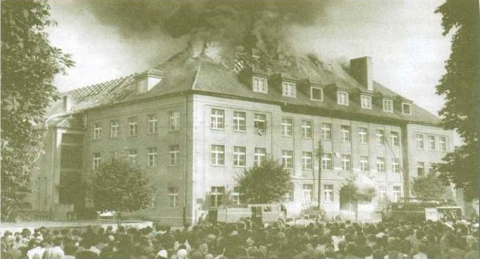 Płonący gmach Zespołu Szkół  nr 1 w Ostrzeszowie