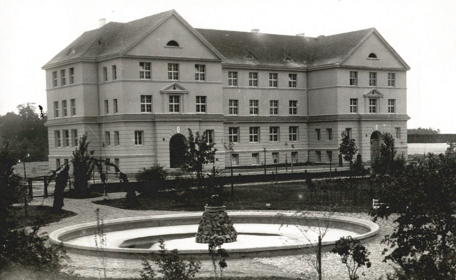 Na zdjęciu pierwsza siedziba szkoły w gmachu przy ulicy Piastowskiej