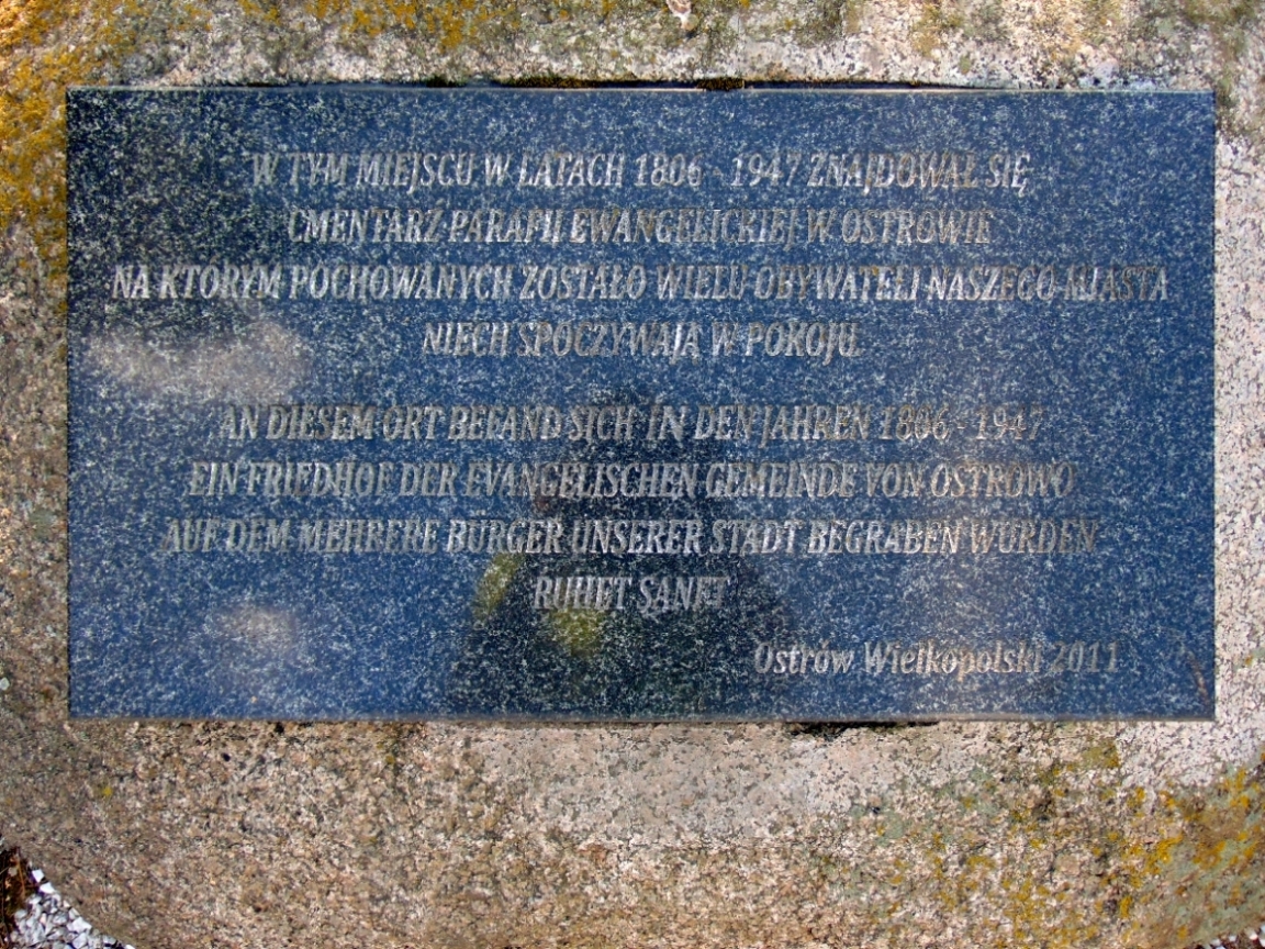 Obelisk upamiętniający zlikwidowany w Ostrowie Cmentarz Parafii Ewangelickiej