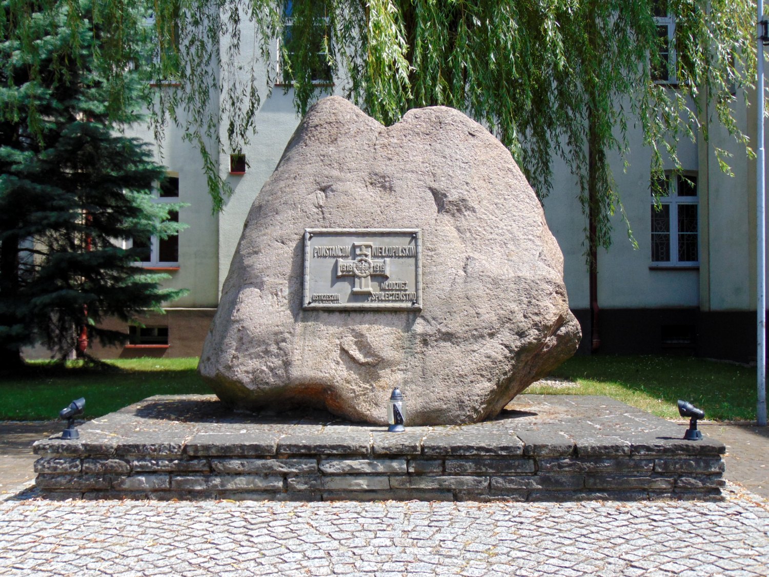 Głaz-obelisk ku czci powstańców wielkopolskich przed Zespołem Szkół Nr 1 w Ostrzeszowie
