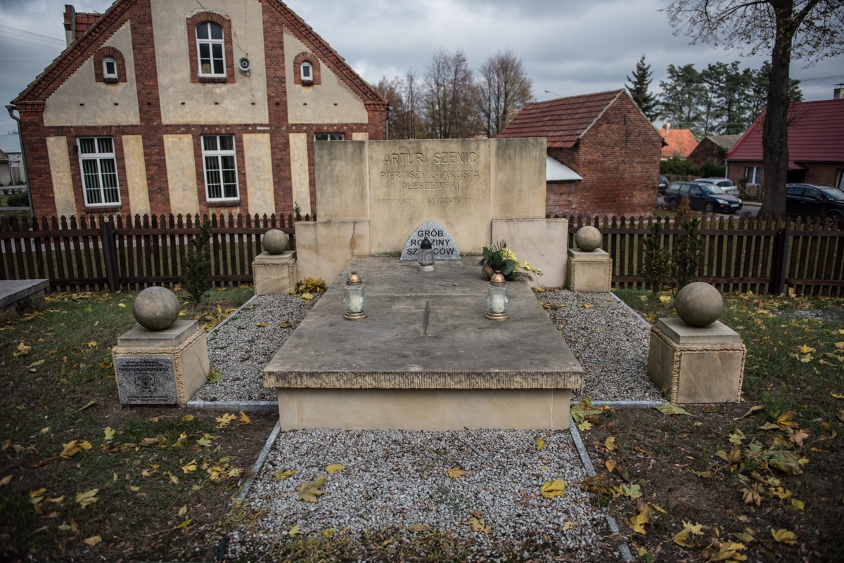 Grób Artura Szenica na cmentarzu przykościelnym w Czerminie
