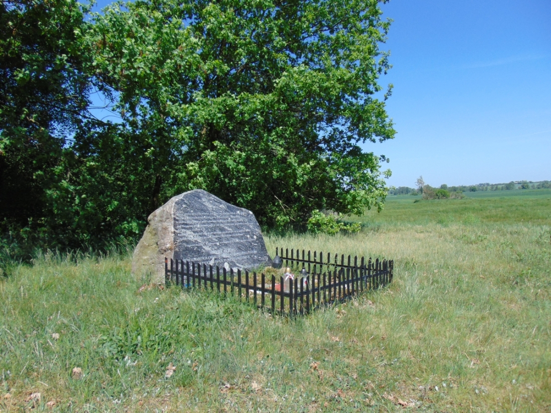 Obelisk upamiętniający rzut zrzut broni i amunicji z angielskiego „Liberatora”, dla żołnierzy AK z obwodu jarocińskiego