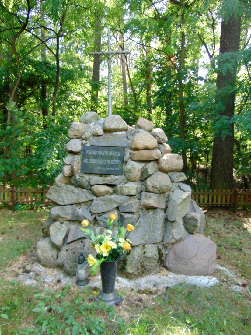 Obelisk w Wolicy przy drodze Kalisz - Godziesze