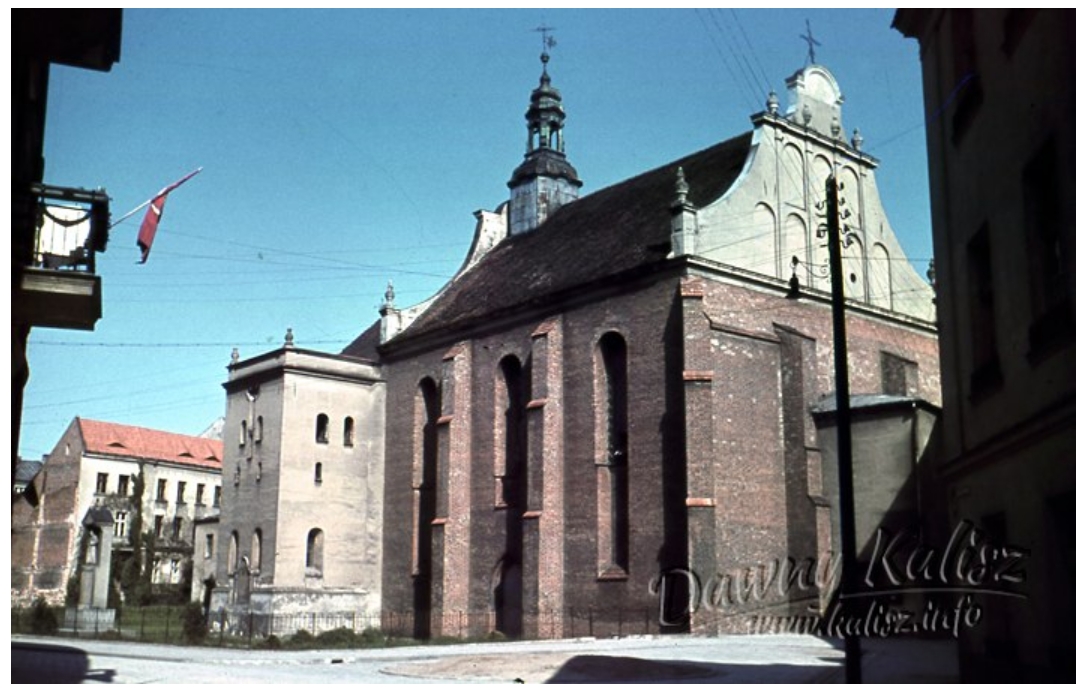 Placu przy ul. św. Stanisława w Kaliszu z widoczną kapliczką św. Franciszka
