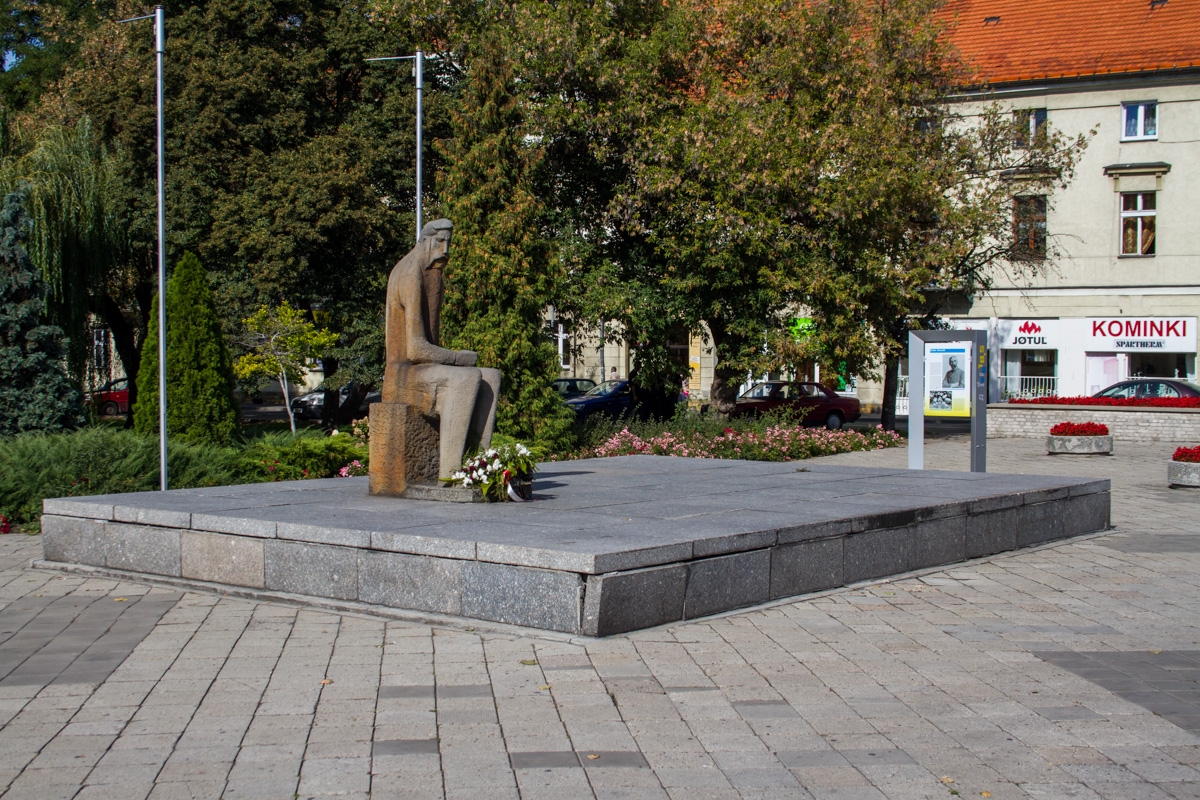 Pomnik Adama Asnyka autorstwa Jerzego Jarnuszkiewicza
