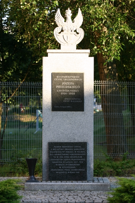 Obelisk przed VI LO im. Paderewskiego w Kaliszu