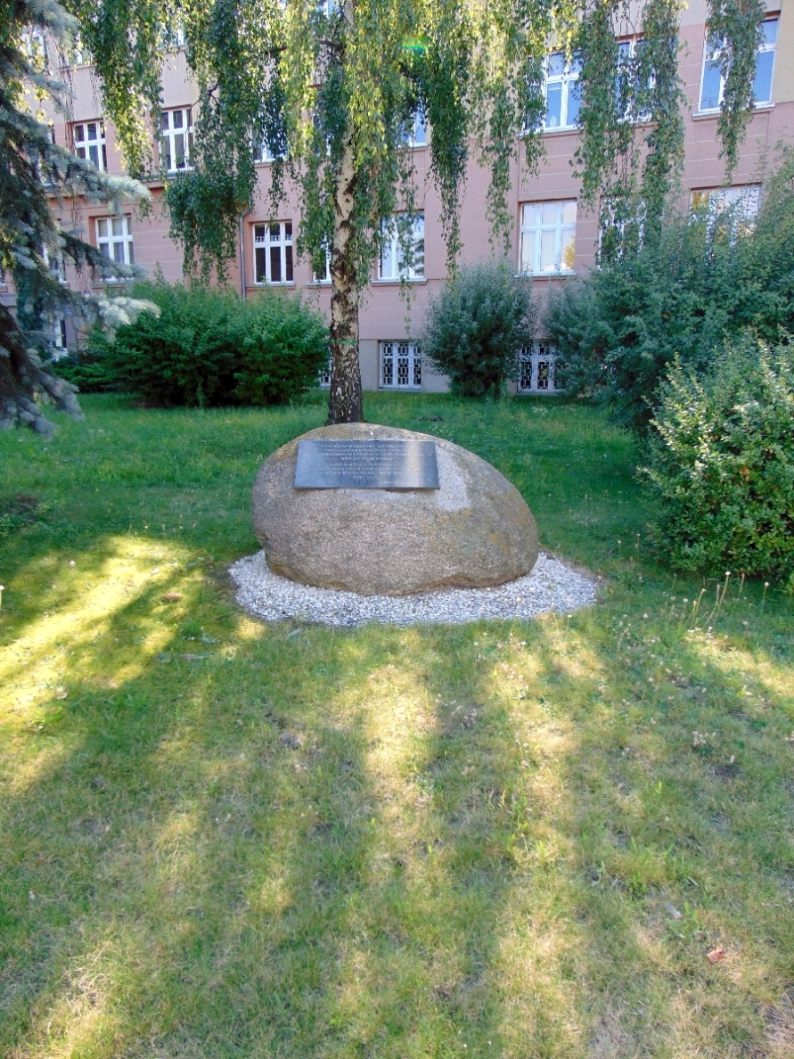 Obelisk upamiętniający zlikwidowany w Ostrowie Cmentarz Parafii Ewangelickiej