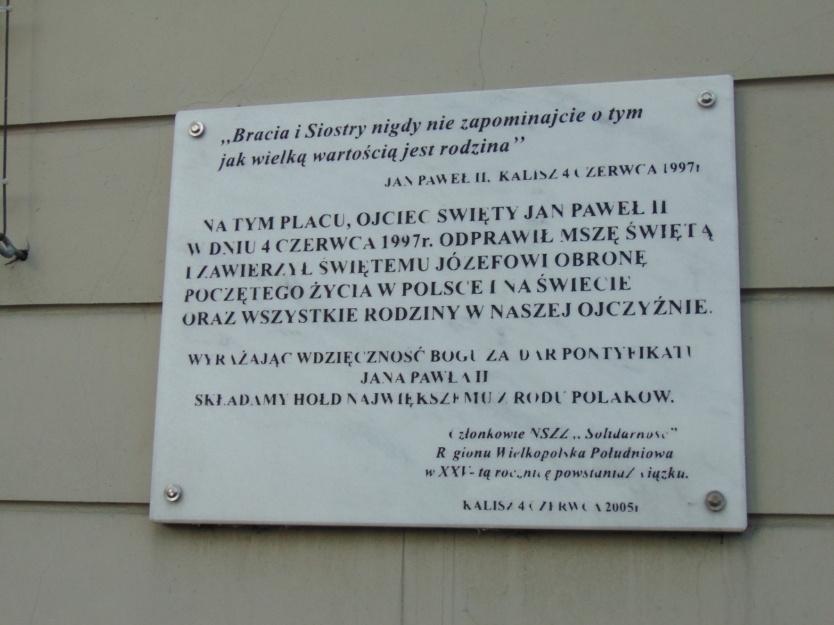 Tablica upamietniająca a mszę świętą sprawowaną przez Papieża Jana Pawła II w Kaliszu
