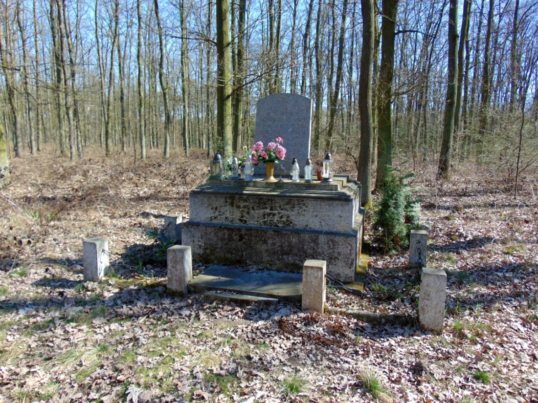 Obelisk w Biernatkach