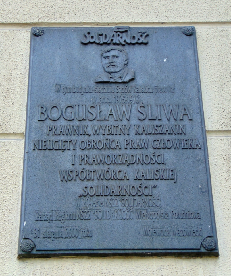 Tablica upamiętniająca Bogusława Śliwę na budynku sądu w Kaliszu