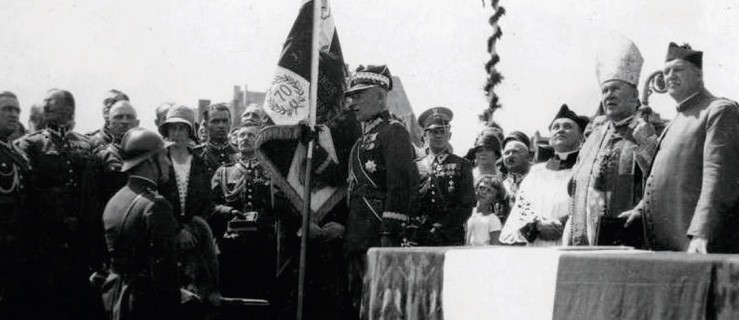 Moment przekazania sztandaru przez gen. Edwarda Rydza-Śmigłego płk. Mieczysławowi Modzyniewiczowi