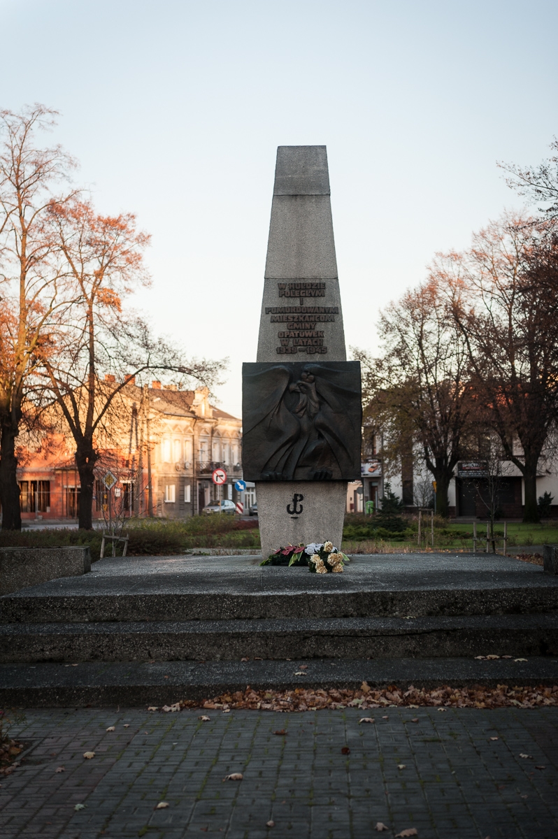 Pomnik upamiętniający ofiary II wojny światowej w Opatówku