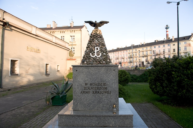 Obelisk Żołnierzy AK w ogrójcu klasztoru oo. Jezuitów w Kaliszu