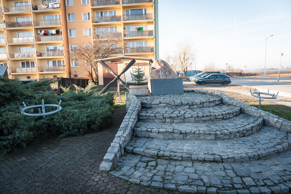 Obelisk upamietniajacy katastrofę lotniczą w Nowych Skalmierzycach