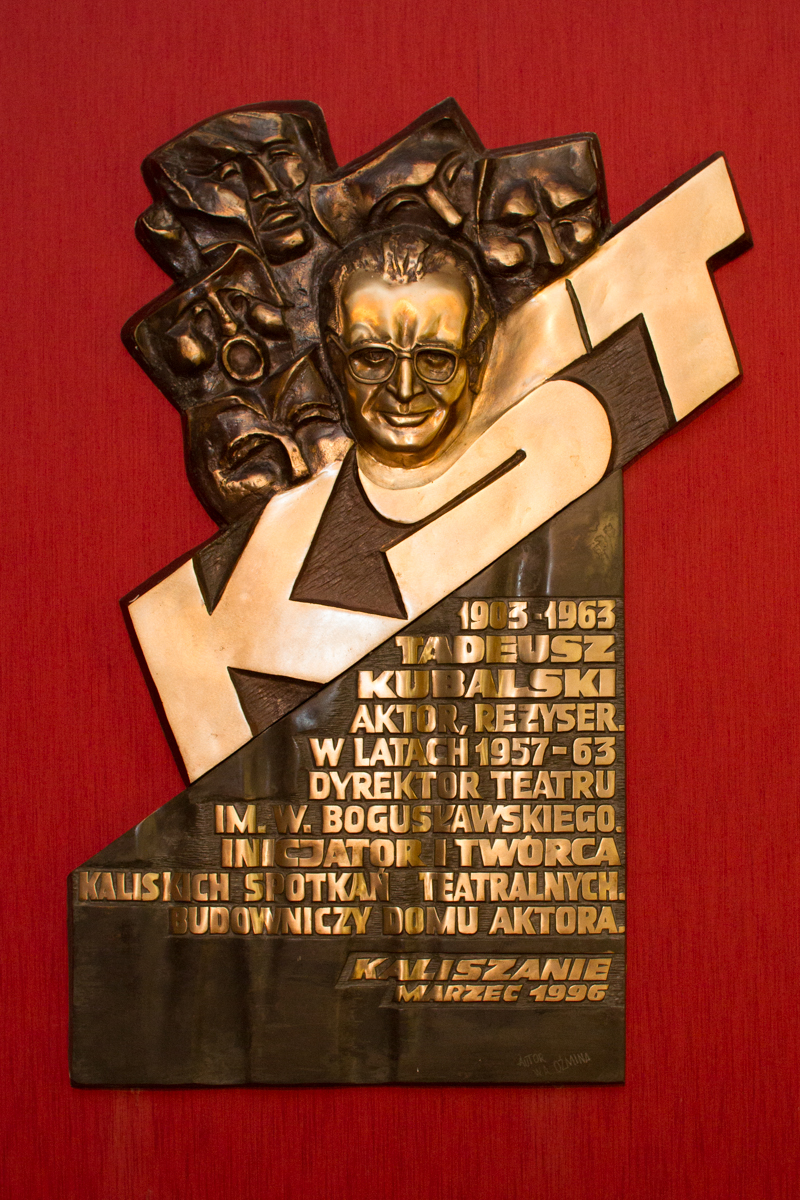 Tablica Tadeusza Kubalskiego w foyer kaliskiego teatru