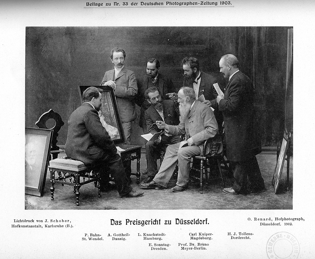Bruno Meyer (w lekkim garniturze, siedzi) na środku jury w Düsseldorfie w 1902 roku