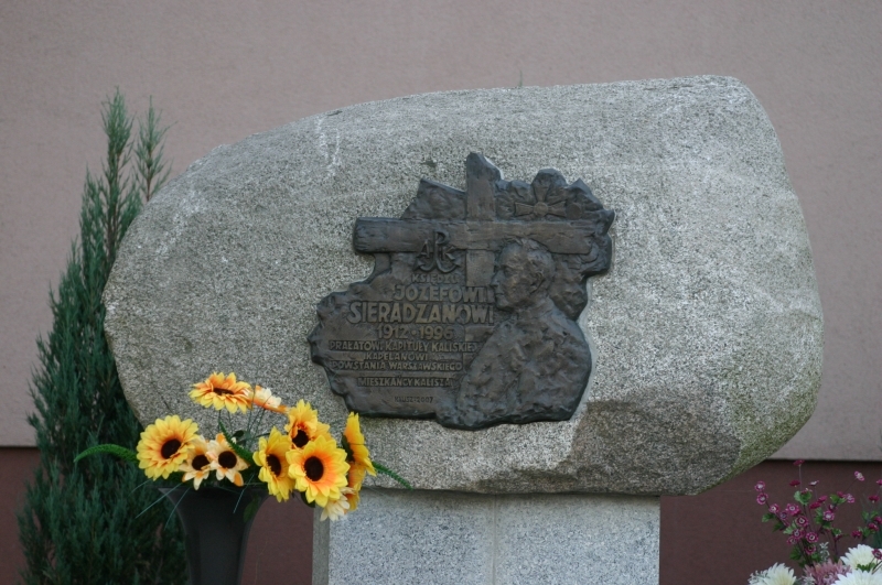 Obelisk ks. Józefa Sieradzana przed Zespołem Szkół przy ul. Częstochowskiej