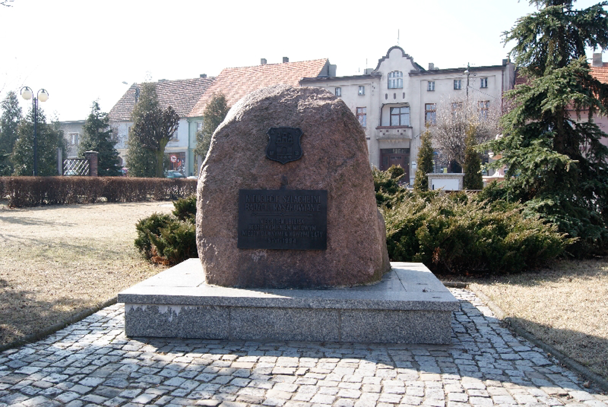 Obelisk na rynku w Raszkowie upamiętniajacy nadanie praw miejski
