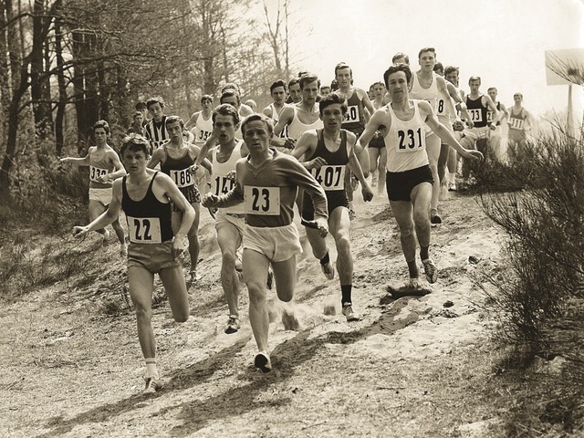 Cross w 1968 roku. Juniorzy starsi walczą w biegu na 3 km