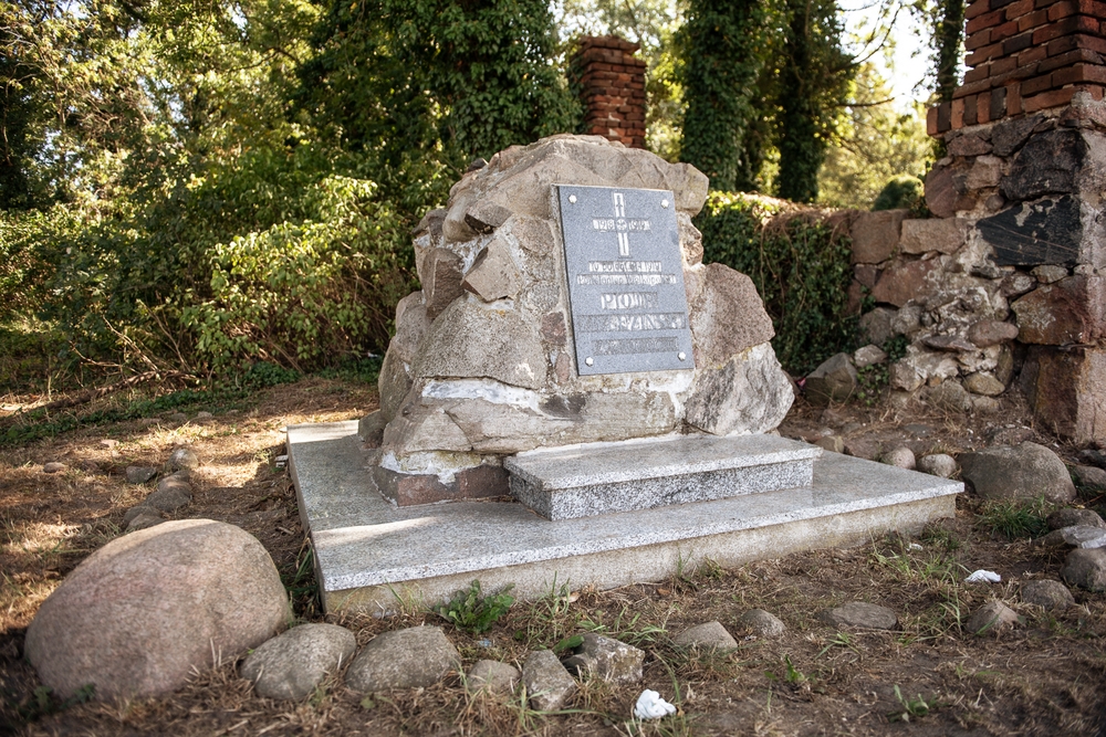 Obelisk w miejscu śmierci Piotra Zielezińskiego w Sulmierzycach