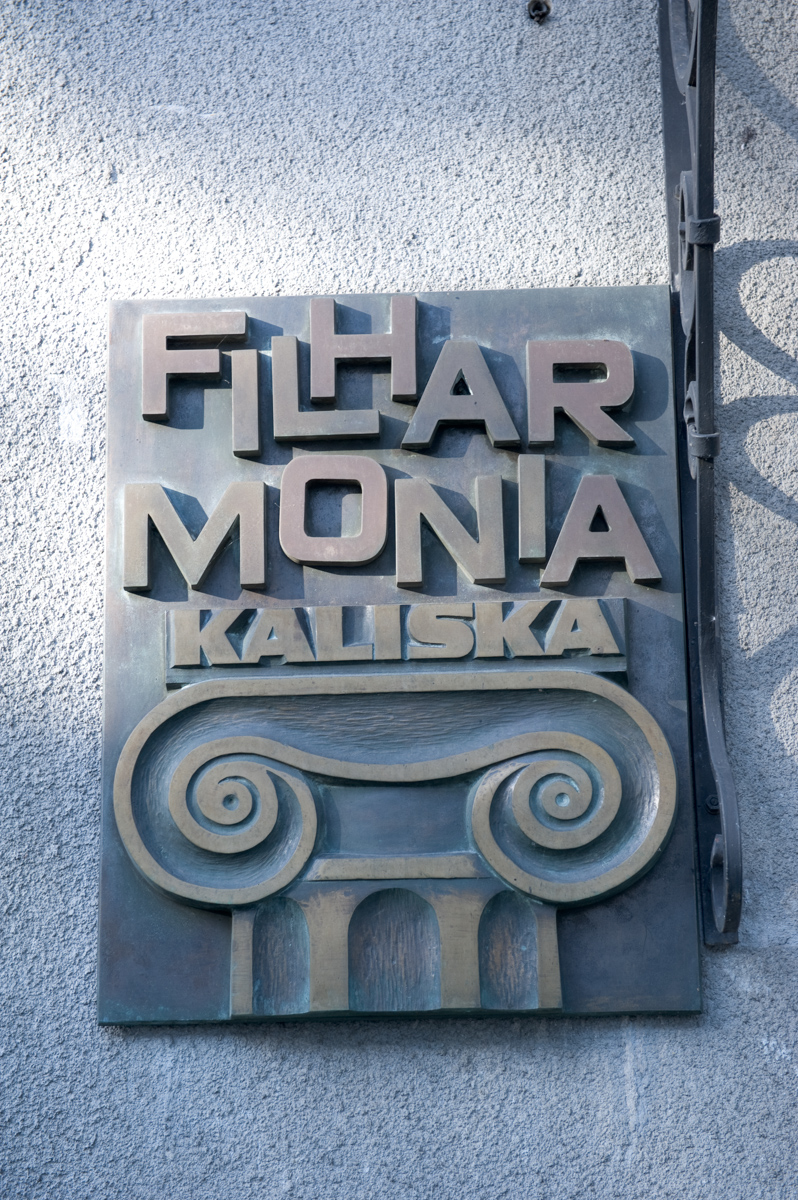 Tablica na budynku filharmonii kaliskiej