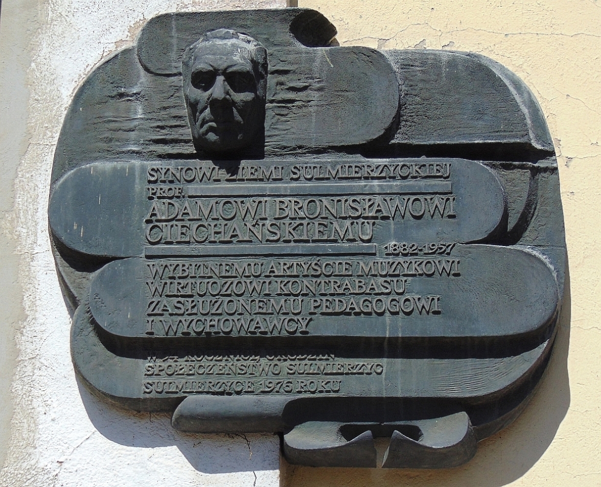 Tablica na domu rodzinnym Adama Ciechańskiego w Sulmierzycach