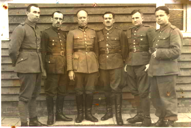 Oficerowie polscy w Oflagu XI A, drugi z lewej Andrzej Niesiołowski, 28 kwietnia 1940 roku