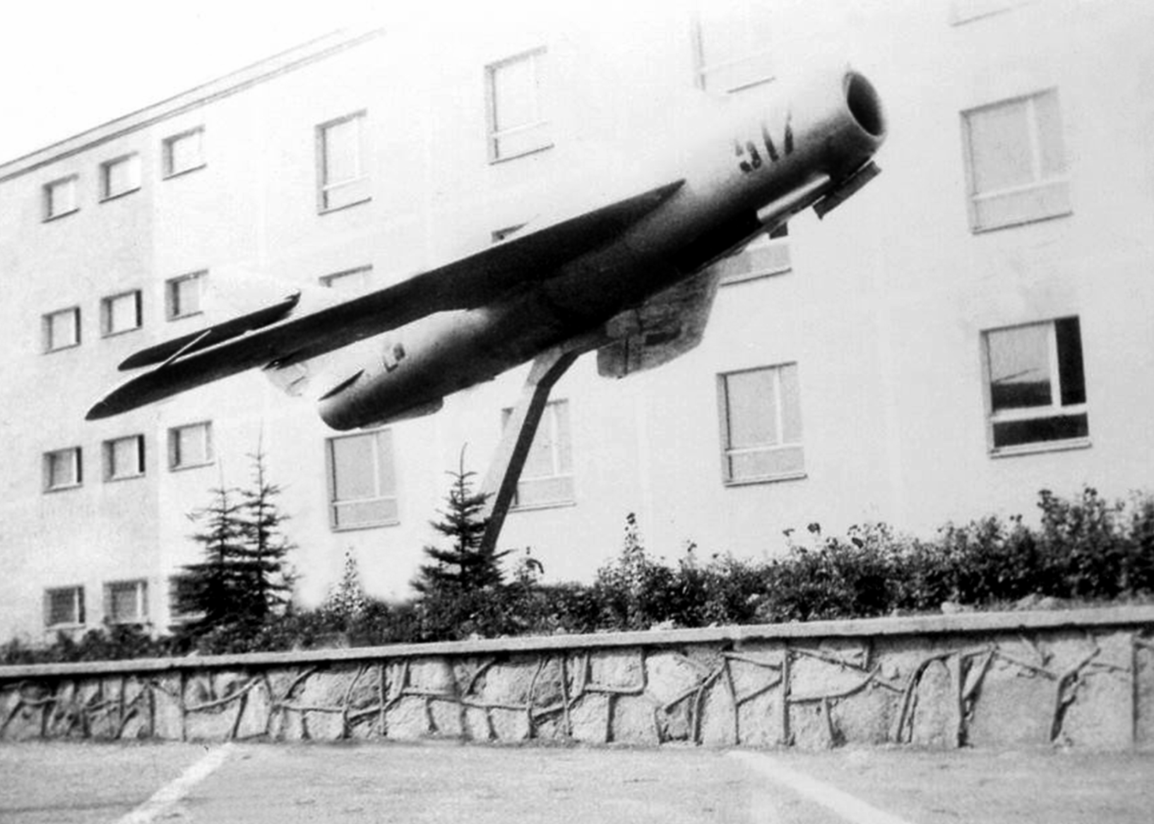 Lim-5 przed Zespołem Szkół Technicznych (WSK) przy ulicy Częstochowskiej