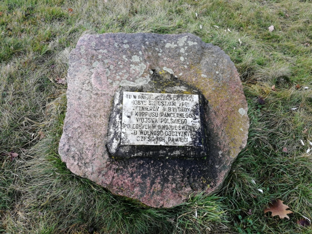Obelisk w parku gołuchowskim