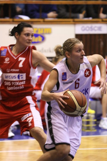 Monika Krawiec (z piłką)