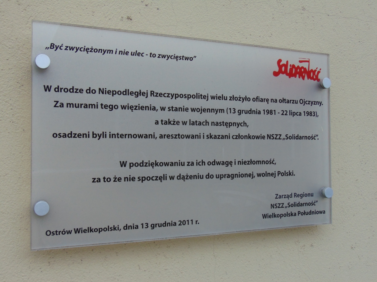 Tablica pamiatkowa na murze Areszty Śledczego w Ostrowie Wielkopolskim