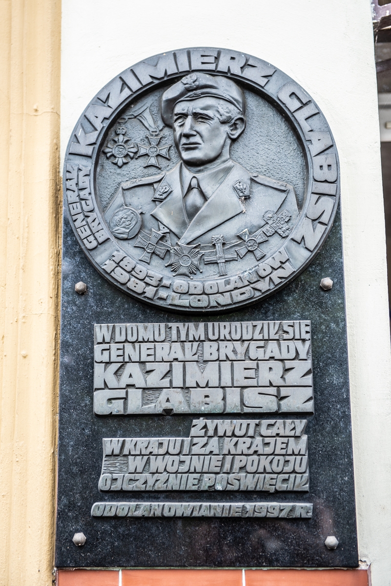 Tablica pamiątkowa na domu rodzinnym Kazimierza Glabisza