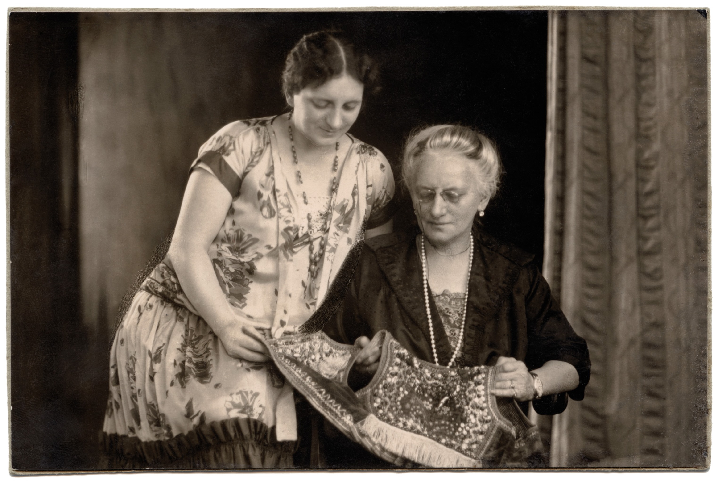 Helena i Wiesława Cichowicz ok. 1920r 
