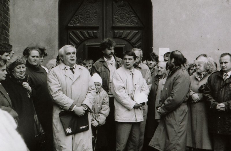 Spotkanie przedwyborcze z kandydatem Komitetu Obywatelskiego Solidarność w Kaliszu na posła Czesławem Kurzajewskim (w baiłym prochowcu z teczką) w Kaliszu w 1989 roku