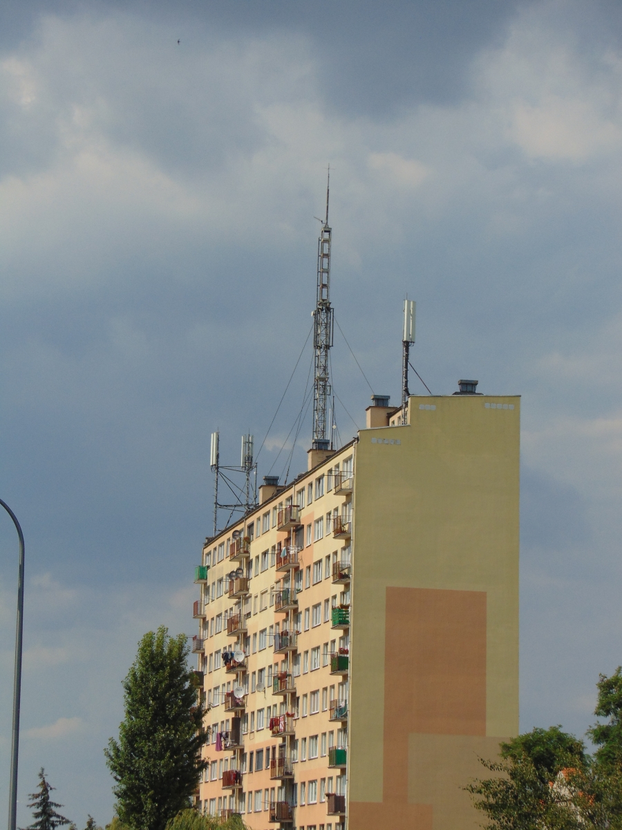 Przemiennik na dachu bloku na osiedlu Widok w Kaliszu