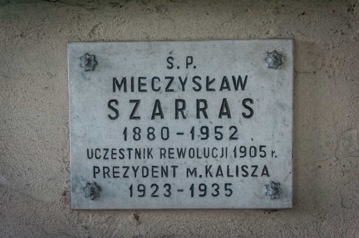 Tablica nagrobna Mieczysława Szarrasa na Cmentarzu Miejskim w Kaliszu