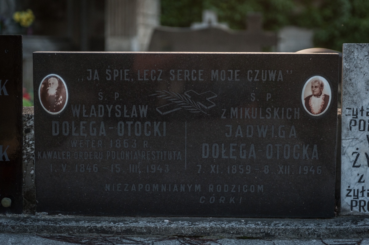 Tablica nagrobna Władysława Dołęgi-Otockiego na cmentarzu Miejksim w Kaliszu