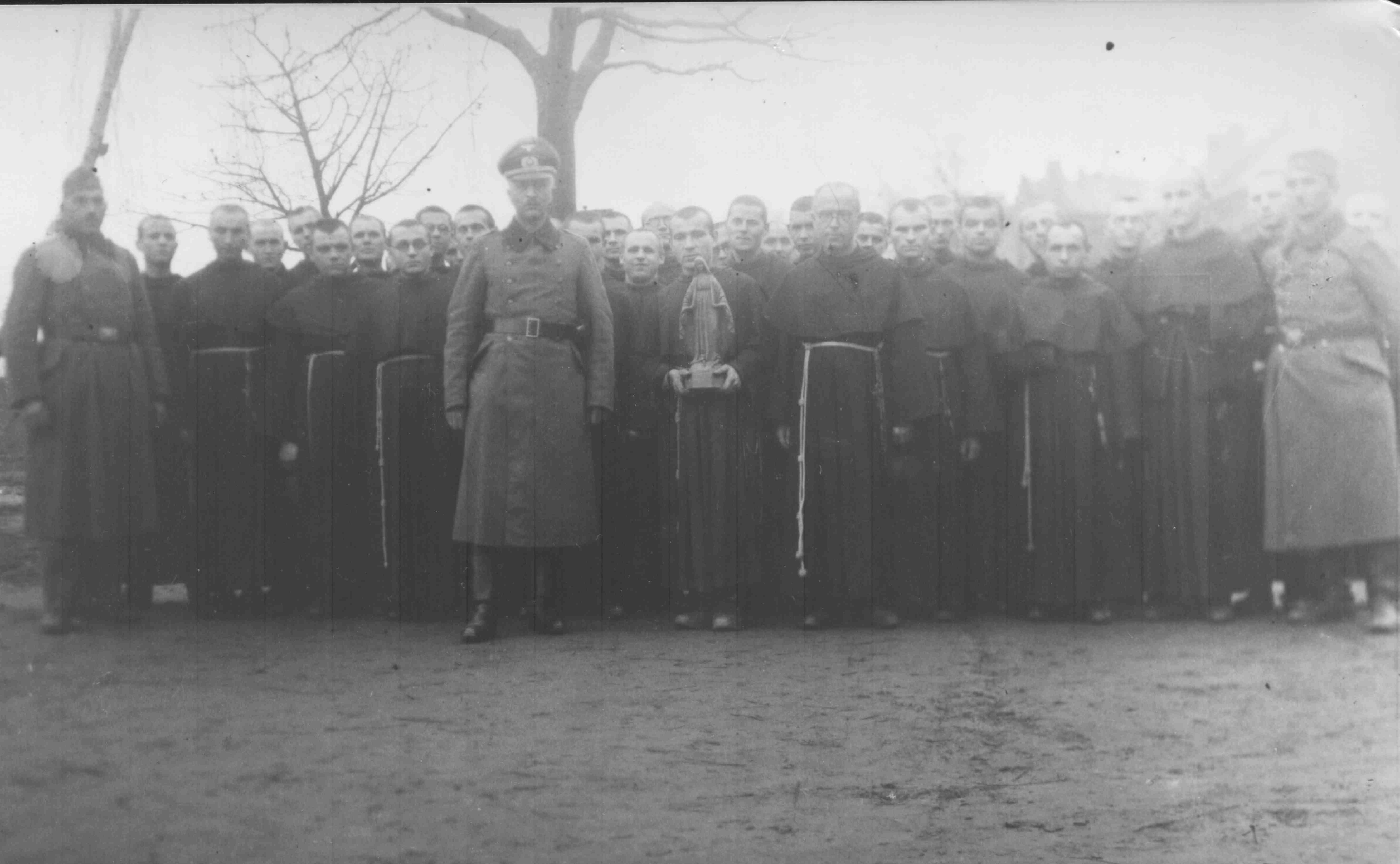 Maksymilian Maria Kolbe i zakonnicy z Niepokalanowa z Hansem Mulzerem komendantem Stalagu XXIA w Ostrzeszowie