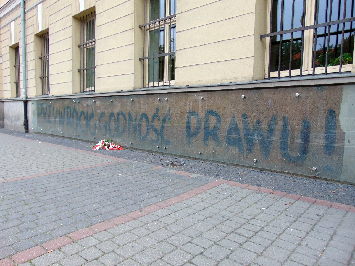 Historyczny napis ścianie sądu w Kaliszu