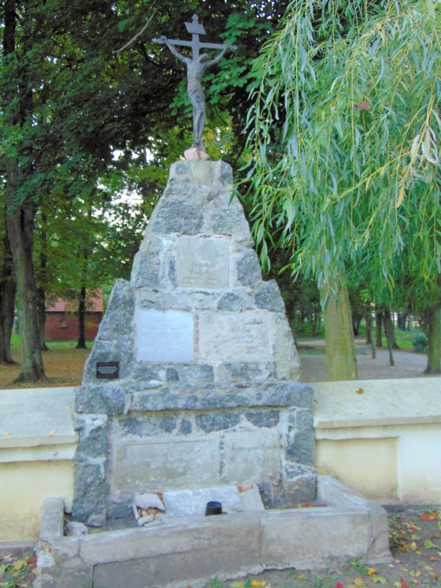 Grób Floriana Braunka przy kościele pw. Katarzyny Aleksandryjskiej w Pogrzybowie