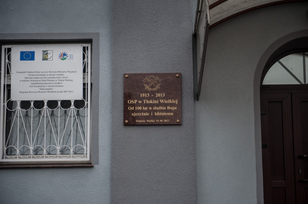 Tablica pamiątkowa na remizie Ochotniczej Strazy Pożarnej w Tłokini Wielkiej