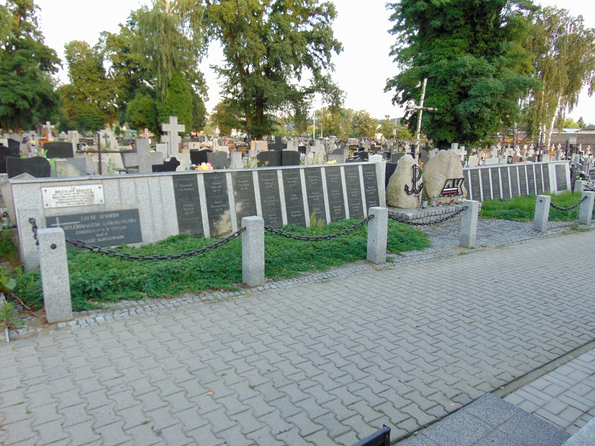 Kwatera pomordowanych w Skarszewie żołnierzy AK na cmentarzu Tynieckim w Kaliszu