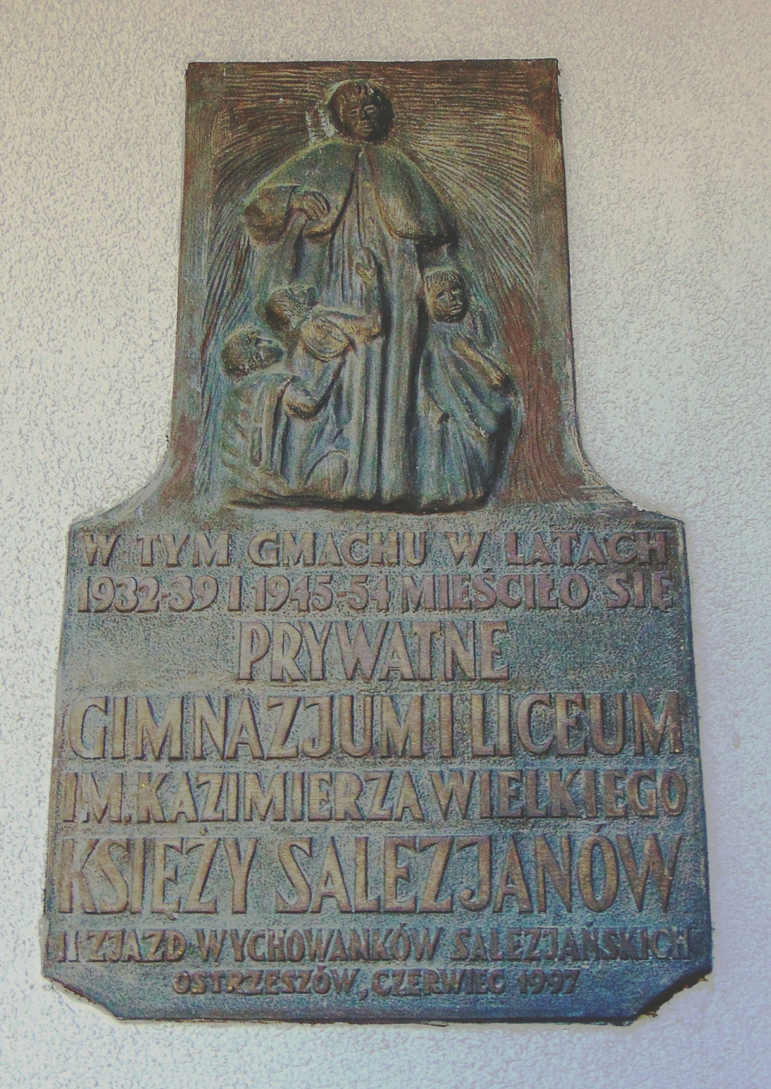 Tablica na gmachu I Liceum Ogólnokształcącego im. Marii Skłodowskiej-Curie w Ostrzeszowie