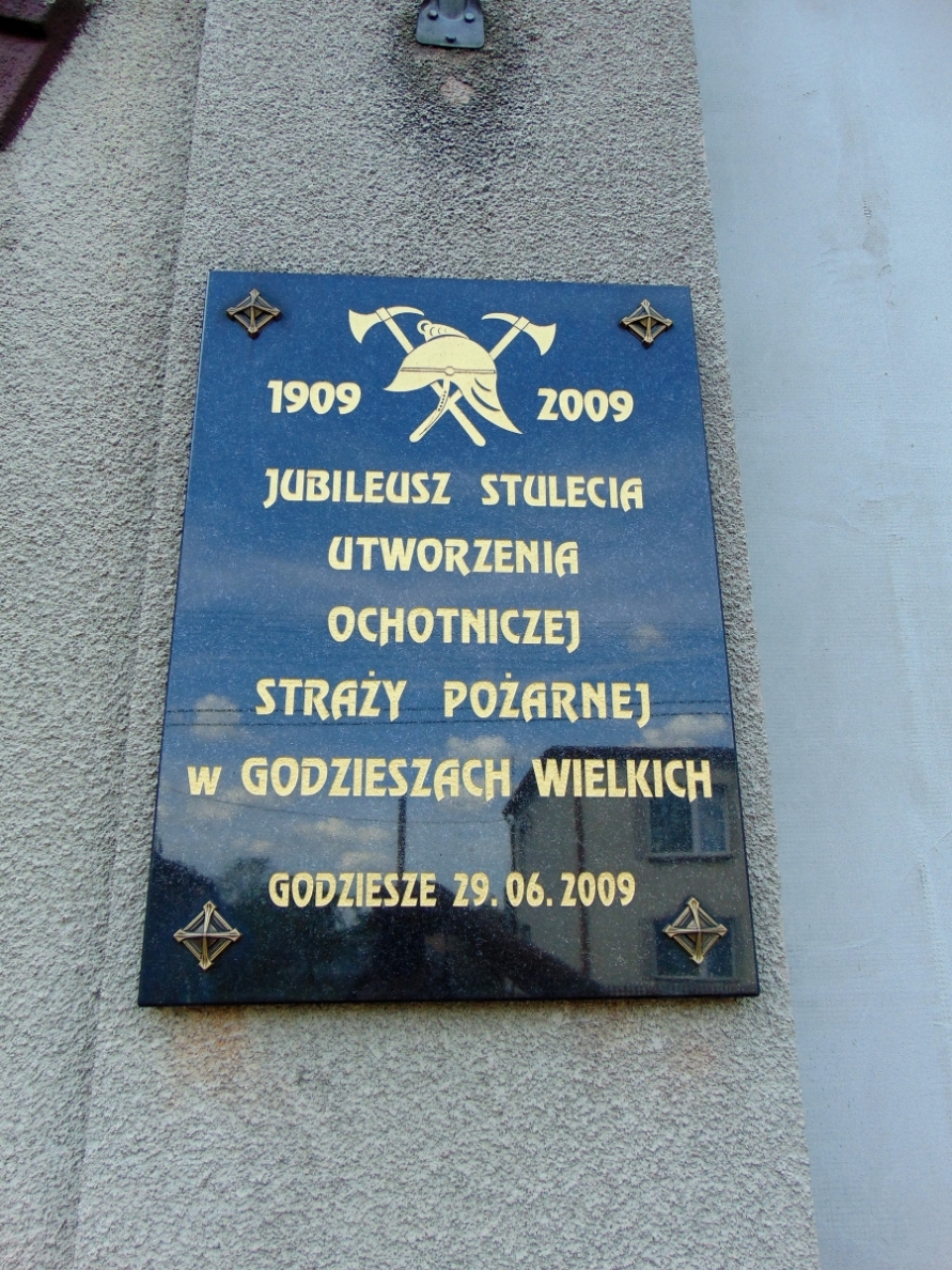 Tablica pamiatkowa na budynku remizy OSP w Godzieszach