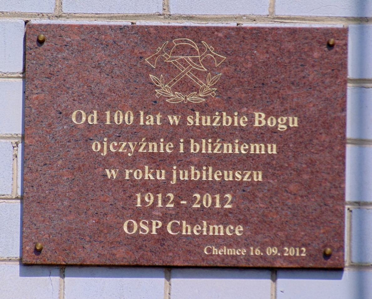 Tablica pamiątkowa na nowej remizie OSP w Chełmcach